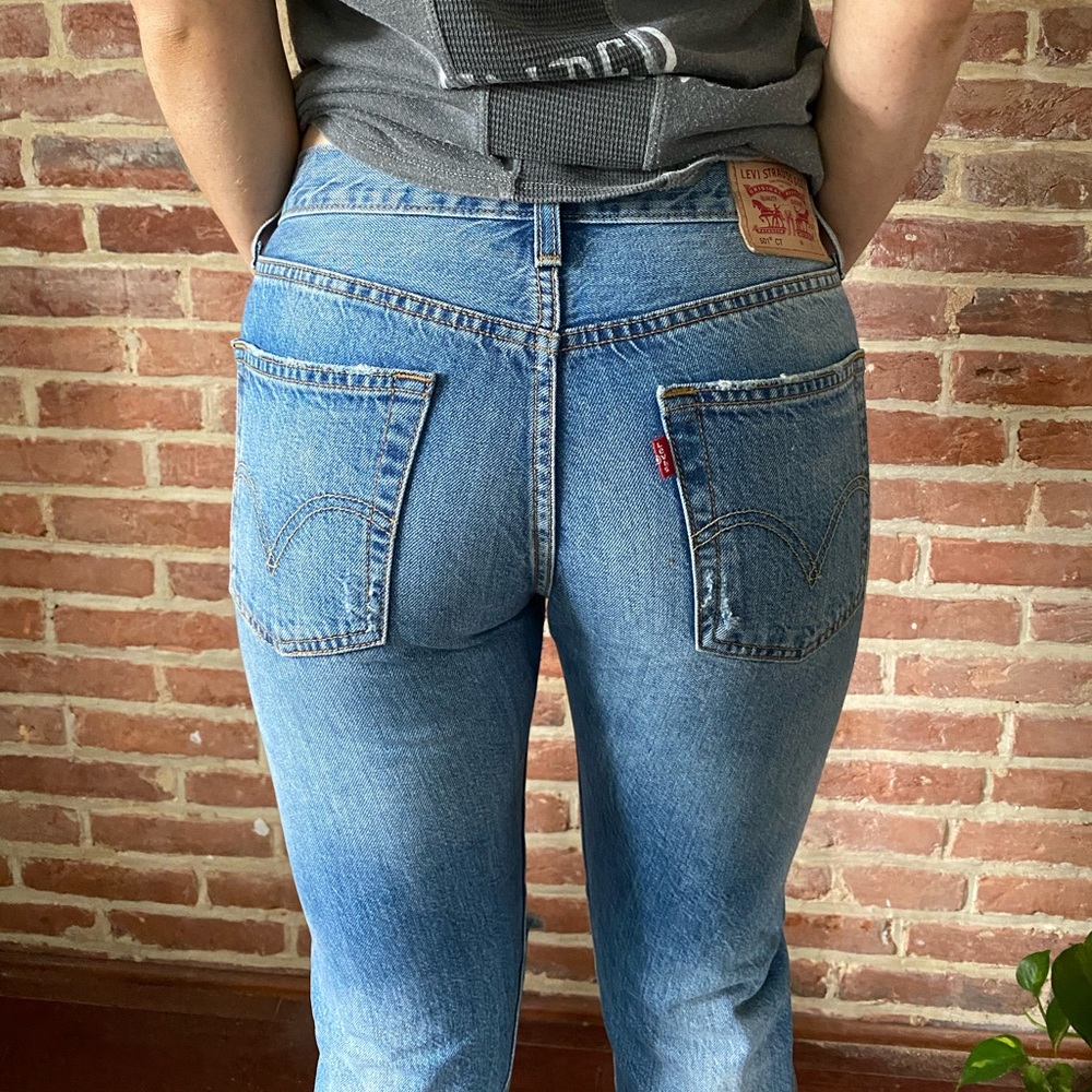 Levi’s • 501 Distressed Jeans